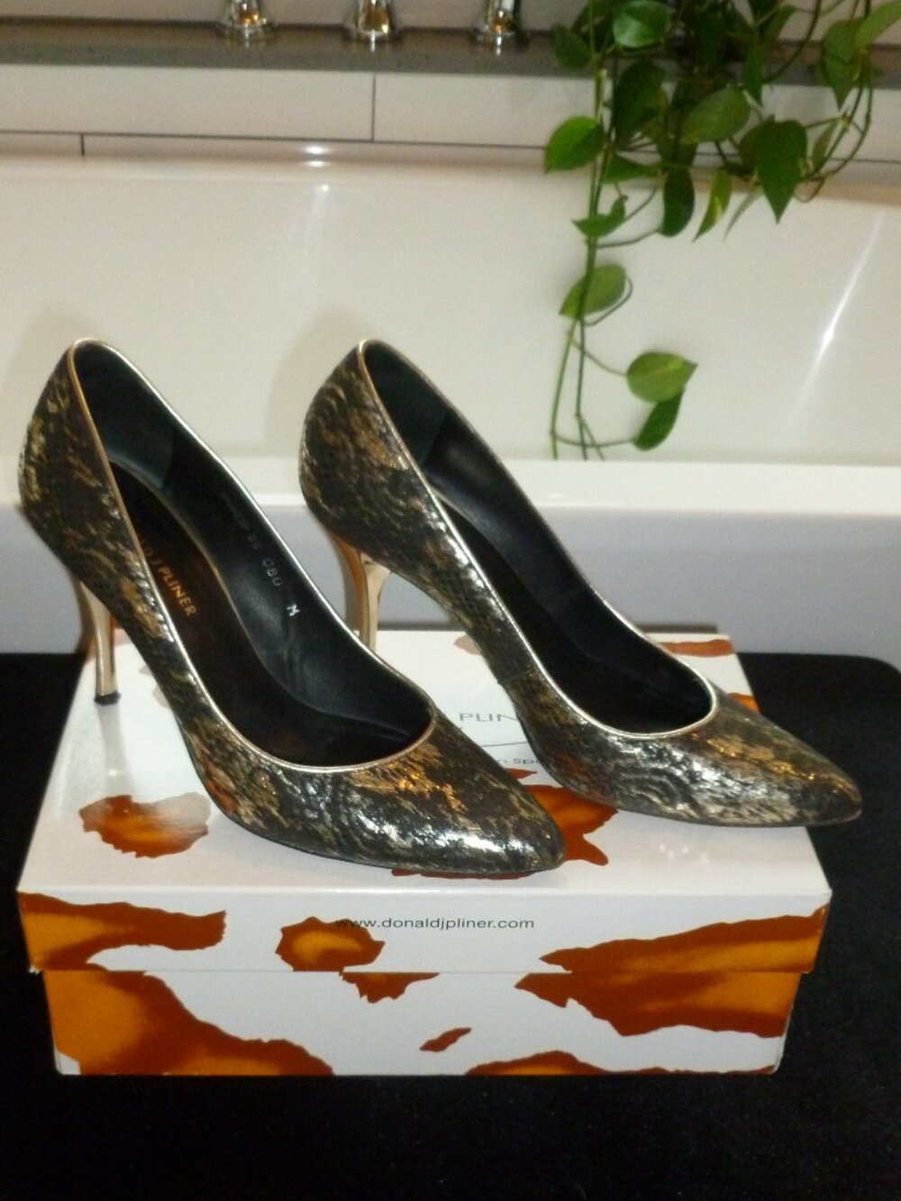 Donald Pliner Gold Foiled & Black Leather Stiletto Pumps Women's 8M